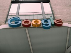 A Google logója egy épület homlokzatán. (Kép forrása: Hardeep Singh via Pexels)