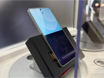 Egy Samsung Galaxy telefon a Privacy Display újabb verziójával, amely a képernyő felét kitakarja.