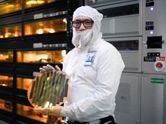 Az Intel közelgő Panther Lake CPU-it a 18A alrészlet hozamai miatt lehet, hogy veszteséggel kell értékesíteni (képen: Intel félvezető wafter; kép forrása: Intel)