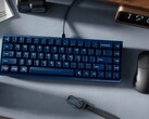 Keychron Q16 HE TMR billentyűzet egy asztalon más perifériákkal együtt
