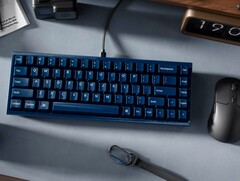 Keychron Q16 HE TMR billentyűzet egy asztalon más perifériákkal együtt