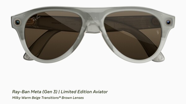 A Ray-Ban Meta (3. generáció) limitált kiadású Aviator modell, tejfehér, meleg bézs színű kerettel és barna átmeneti lencsékkel.