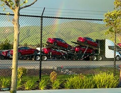 Tesla Semi új Model 3-asokkal megrakodva. Egy új tanulmány szerint az elektromos autók segíthetnek a gyermekkori asztma megelőzésében (Kép forrása: ALSULTAN_MERIAM on X)