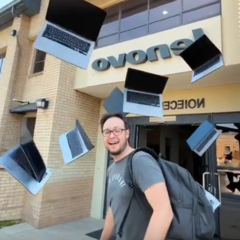 Laptopok, amelyek maguktól repülnek ki egy épületből. Grokkal generált (Kép forrása: Notebookcheck - Darryl Linington)