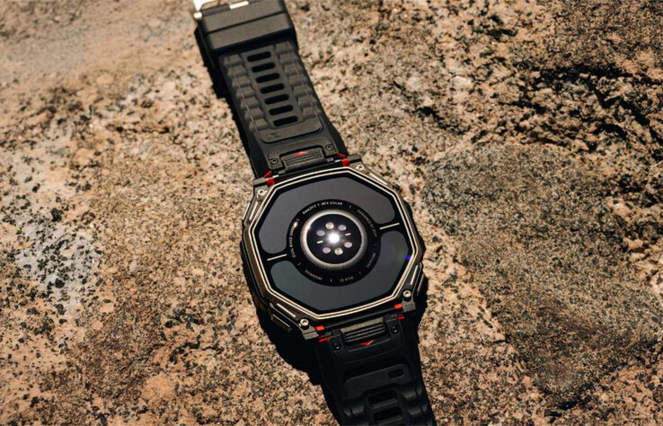 Az Amazfit új, hátrafelé néző fotovoltaikus napelemeinek bemutatása.