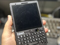 A CyberT úgy néz ki, mint egy BlackBerry, de egy Raspberry Pi CM4 hajtja (Kép forrása: Carbon Computers)