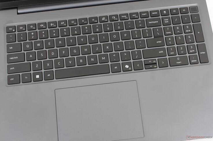 A billentyűzet és a visszajelzés hasonló, mint a Dell Pro 7 14-nél, de nagyobb érintőpaddal (13 x 9 cm) és beépített numerikus billentyűzettel rendelkezik.
