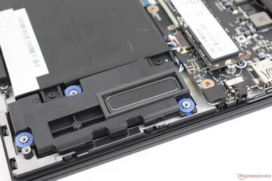 Négy hangszóró az elülső sarkok közelében, plusz további kettő a hátsó sarkok közelében