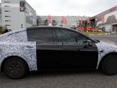Egy Tesla Model Y L prototípust láttak a németországi Nürburgring közelében (Kép forrása: Carbuzz)