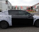 Egy Tesla Model Y L prototípust láttak a németországi Nürburgring közelében (Kép forrása: Carbuzz)