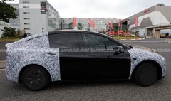 Egy Tesla Model Y L prototípust láttak a németországi Nürburgring közelében (Kép forrása: Carbuzz)