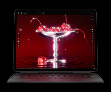 Apple iPad Pro M5 Magic Keyboarddal, amely egy cseresznyét ábrázoló 3D-s renderelést mutat, bemutatva az Ultra Retina XDR OLED kijelzőt és az M5 chip grafikáját (Kép forrása: Apple)