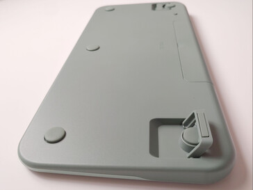 A nagyméretű gumipárnák megakadályozzák a billentyűzet csúszását. (Kép forrása: Notebookcheck.net)