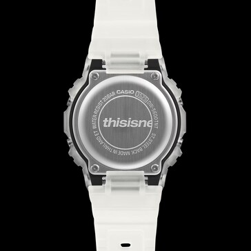 A Casio G-Shock DW-5600TNT-7 modell hátlapján a „thisisneverthat” feliratot gravírozták.