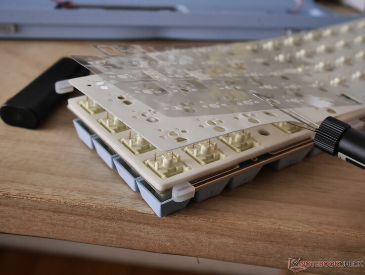 A poliuretán lemezhab, az IXPE kapcsolóbetét és a PE-fólia kezelés segít a Tide65 hangprofiljának kialakításában és testreszabási lehetőségeket kínál.