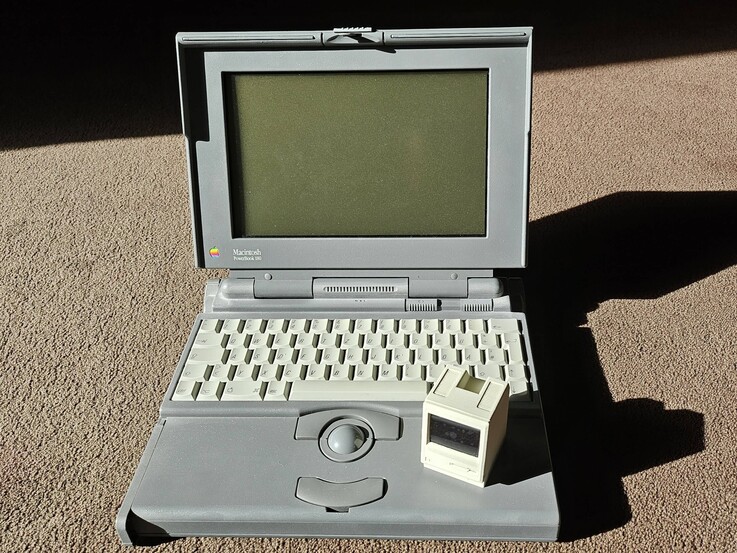 A Pico Mac Nano méretének összehasonlítása egy Powerbook 180-assal.