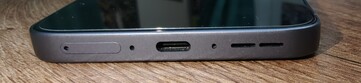 Alul: USB-C port, mikrofon, mikrofon, hangszórók