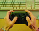 A Steam Controller a hírek szerint 2026. május 4-én fog megjelenni. A képen: egy promóciós felvétel a kontroller kézben tartásáról.