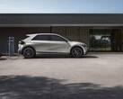 A Hyundai Ioniq 5 töltés egy épület előtt (Kép forrása: Hyundai Motor Group via Unsplash; kivágva)