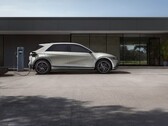 A Hyundai Ioniq 5 töltés egy épület előtt (Kép forrása: Hyundai Motor Group via Unsplash; kivágva)