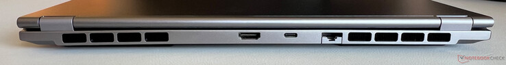 Hátul: HDMI 2.0, USB-C 4.0 (40 Gbps, DisplayPort-ALT mód 1.4a, tápellátás), Gigabit-Ethernet