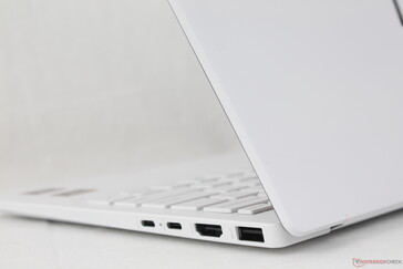 A kerámiafelület különösen jól elrejti az ujjlenyomatokat és a foltokat