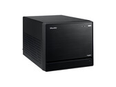 A képen a Shuttle XPC Mini PC fejből látható, amely egy fekete kockának látszik, minimális dizájnnal. 