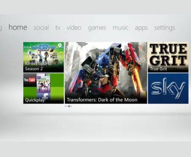 Az Xbox 360 műszerfalának képernyőképén a Metro UI elrendezése látható, a Transformers reklámcsempéivel: Dark of the Moon, True Grit és Sky. Más csempék a Kinect Sports Season 2 és a YouTube/Facebook Quickplay alkalmazásokat emelik ki. (A kép forrása: Microsoft (Xbox 360 UI screenshot a promóciós médián keresztül)