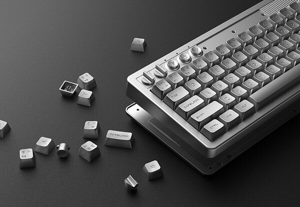A 8BitDo Retro 68 Keyboard - NES 40th Limited Edition alumíniumból készült. (Kép forrása: 8BitDo)