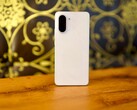 A OnePlus Nord CE 5 elegáns márvány megjelenésével és kiváló minőségű burkolatával azonnal jó benyomást kelt. (Kép forrása: Notebookcheck)