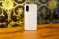 A OnePlus Nord CE 5 elegáns márvány megjelenésével és kiváló minőségű burkolatával azonnal jó benyomást kelt. (Kép forrása: Notebookcheck)