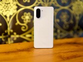 A OnePlus Nord CE 5 elegáns márvány megjelenésével és kiváló minőségű burkolatával azonnal jó benyomást kelt. (Kép forrása: Notebookcheck)