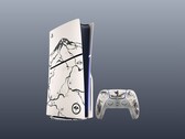 A PS5 és a hozzá tartozó kontroller egyedi Ghost of Yotei skinekkel.