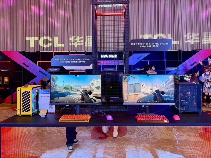 A Philips Evnia 27M2N5500XD és az AOC Agon AGP277QK a kiállításon. (Kép forrása: Philips)