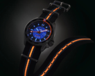A Seiko 5 Sports x Bamford Limited Edition karóra (a képen) teáskék számlapját narancssárga, kék és fehér elemek hangsúlyozzák mind az előlapon, mind a nejlon szíjon. (Kép forrása: Seiko)