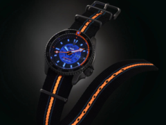 A Seiko 5 Sports x Bamford Limited Edition karóra (a képen) teáskék számlapját narancssárga, kék és fehér elemek hangsúlyozzák mind az előlapon, mind a nejlon szíjon. (Kép forrása: Seiko)