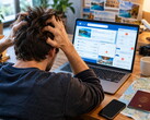 Egy laptop előtt ülő személy, akinek gondjai vannak egy utazási foglalással