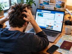 Egy laptop előtt ülő személy, akinek gondjai vannak egy utazási foglalással
