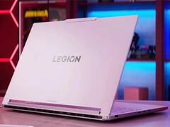 A Lenovo jelenleg a Legion 7a készüléket stílusos fehér kivitelben értékesíti.
