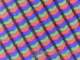 A matt képernyő kissé szemcsésebb, mint a fényes alternatíva