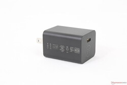 Nagyon kicsi (~4,6 x 3,5 x 3 cm) 65 W-os univerzális USB-C hálózati adapter