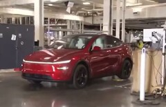 Egy Tesla Model Y autonóm módon halad a parkoló felé a Giga Texas gyárlátogatás során Lara Trump (Kép forrása: Tesla North America on X)