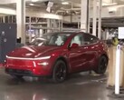 Egy Tesla Model Y autonóm módon halad a parkoló felé a Giga Texas gyárlátogatás során Lara Trump (Kép forrása: Tesla North America on X)