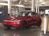 Egy Tesla Model Y autonóm módon halad a parkoló felé a Giga Texas gyárlátogatás során Lara Trump (Kép forrása: Tesla North America on X)