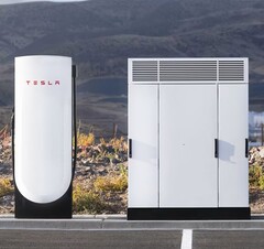 Egy Tesla V4 Supercharger és egy szekrény (Kép forrása: Tesla)