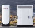 Egy Tesla V4 Supercharger és egy szekrény (Kép forrása: Tesla)