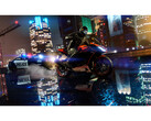 A GTA V Enhancedből készült képernyőkép, amely az újonnan hozzáadott sugárkövetést mutatja be. Egy biciklis száguld egy csúszós utcán éjszaka, szorosan mögötte egy rendőrautó. (Kép forrása: Steam)