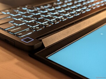 Ismerős zsanérok és négyzet alakú bekapcsológomb