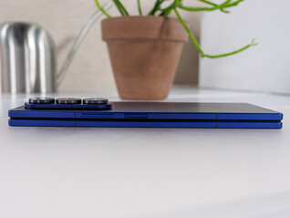 A Galaxy Z Fold7 az egyik legvékonyabb összehajtható okostelefon a világon, összehajtva (Kép forrása: Notebookcheck)