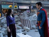 Lois Lane és Superman megállnak Metropolis romjai között (Kép forrása: Warner Bros. Pictures / Jessica Miglio via Batman News)